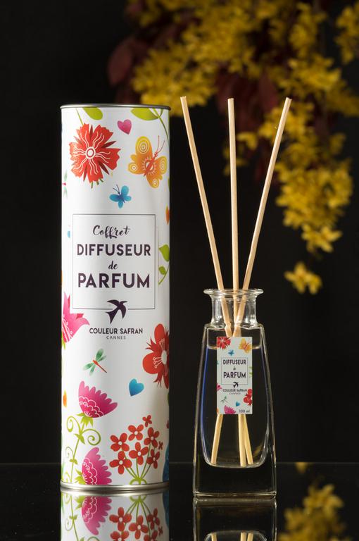 Diffuseur de parfum d'ambiance : doux et raffiné, notes fleuries.